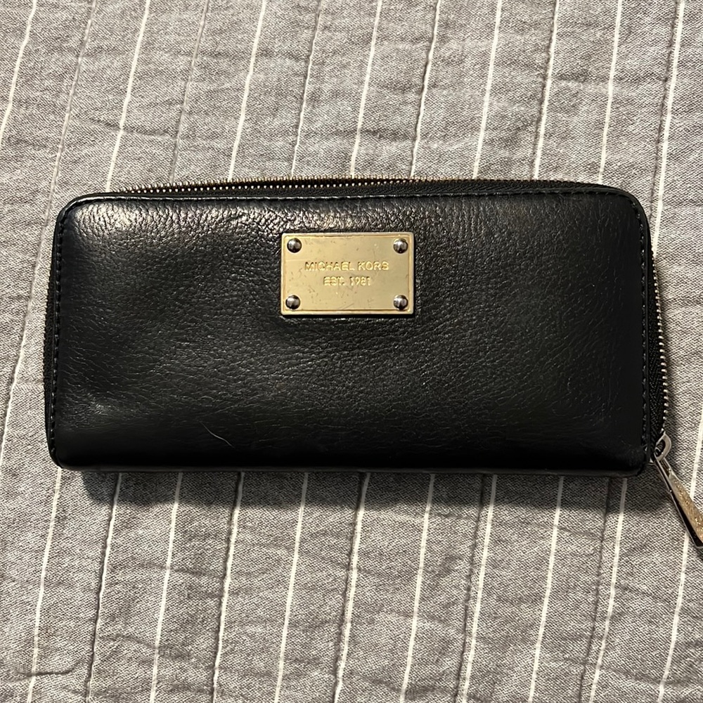 Michael Kors Full zip wallet